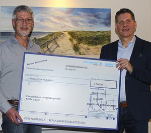 Einen symbolischen Spendenscheck der Schäfer Werke Gruppe über 7500 Euro überreichte Geschäftsführer Guido Klinkhammer (rechts) an den Leiter des Evangelischen Hospizes Siegerland, Burkhard Kölsch.