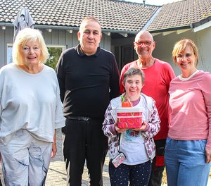 Nach der Party zum 30-jährigen Bestehen des Deniz-Grills in Neunkirchen konnten Imbiss-Wirt Oktay Koyunbasoglu und Lotte Weigel vom Salchendorfer Frauen-Stammtisch (beide links im Bild) eine mit 1000 Euro prall gefüllte Spendenbox an das Haus Klotzbach übergeben. Darüber freuen sich (von rechts) Einrichtungsleiterin Christina Ziebold-Jung, Hausmeister Waldemar Schmidt-Juhnke und Bewohnerin Heike Hermann. 