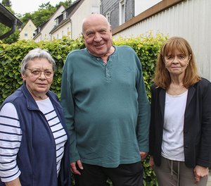 Seit 25 Jahren besteht die Selbsthilfegruppe Asthma-Bronchitis in Siegen – Anlass für einen Rück- und Ausblick des aktuellen Leitungsteams, zu dem neben Birgit Winnen (rechts) und Burkhard Schlag (hier mit Ehefrau Ulrike) ferner noch Ulla Selzer gehört.  