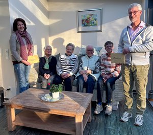 Melanie Michel (Marien Hospiz Eremitage, links) und Burkhard Kölsch (Ev. Hospiz Siegerland) nahmen dankbar je eine 1000-Euro-Spende der Büschergrunder Strickfrauen (sitzend von links) Christa Kursch, Anni Schmidt, Hannelore Dangendorf und Brigitte Leinweber entgegen.