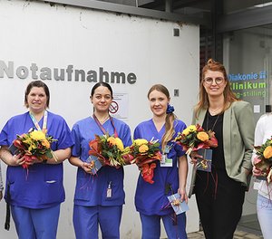 Pflegedirektor Sascha Frank gratulierte (von links) Christine Hafer, Angelika Dykowski, Nadine Schöler, Melanie El Kassem, und Maria Reiche zur bestandenen Fachweiterbildung "Akut- und Notfallpflege".