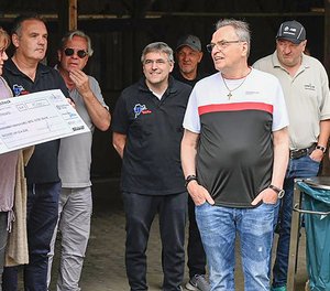 Scheckübergabe am Ökumenischen Hospiz Kloster Bruche: Der Vorsitzende des Fördervereins Michael Lieber (von links) und Einrichtungsleiterin Yasmin Brost nahmen dankbar eine großzügige Spende heimischer Unternehmen entgegen.