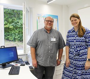 Dr. Matthias Solbach übernimmt zum 1. September die allgemeinmedizinische Praxis im MVZ Jung-Stilling in Siegen. Geschäftsführerin Jessica Pfeifer freut sich, dass damit ein nahtloser Übergang in der hausärztlichen Versorgung gewährleistet ist.