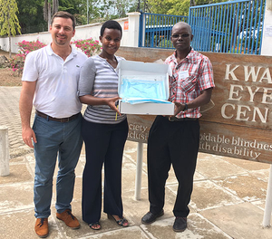 Der Weidenauer Augenarzt Dr. Sebastian Briesen hat mithilfe von Spenden seiner Patienten dringend benötigtes chirurgisches Material in eine Augenklinik nach Kenia gebracht.
